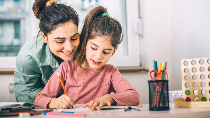 Ebeveynlerin çocuklarıyla ev ödevi yapmaması için 3 neden