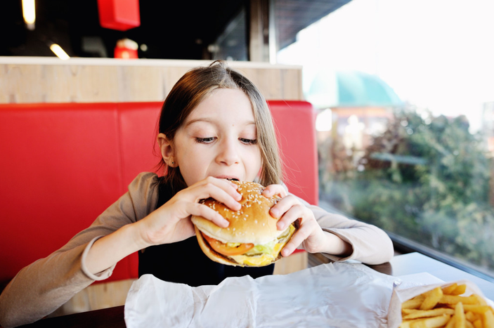 Ekran başında yemek yiyen çocuklarda obezite riski