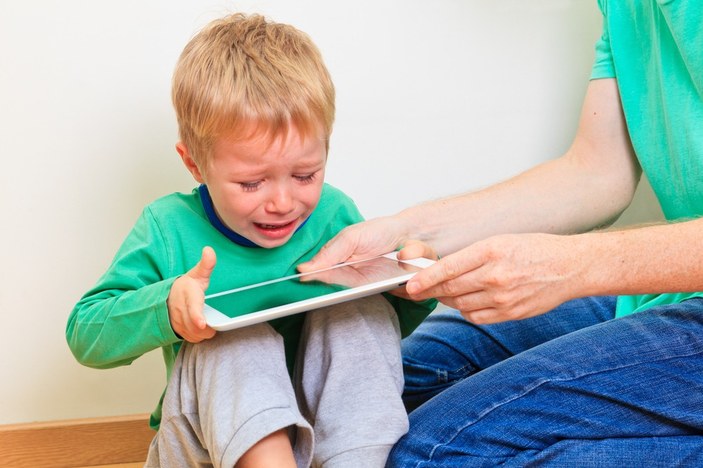Çocuğunuzun ekran bağımlılığıyla baş edebilmenizin 8 yolu
