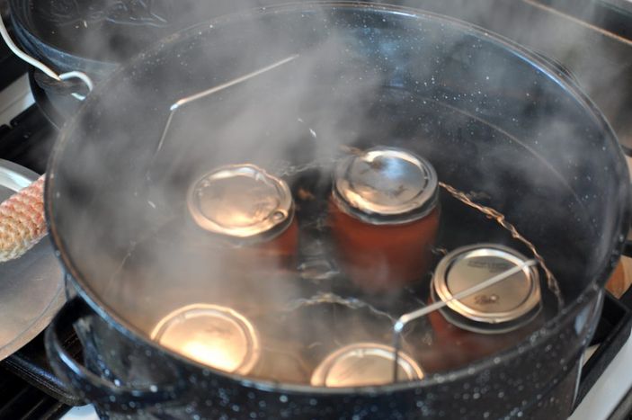 Evde yapılan konserve 'Botulismus’ riski taşıyor