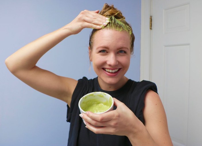 Boyalı saçlar için besleyici avokado maskesi tarifi