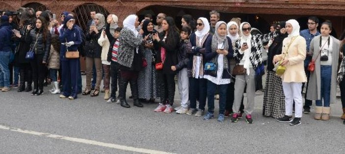 Tuba Büyüküstün'ün Arap hayranları seti bastı