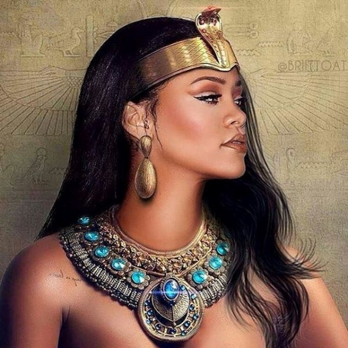 Rihanna'dan Mısır Kraliçesi Nefertiti pozu