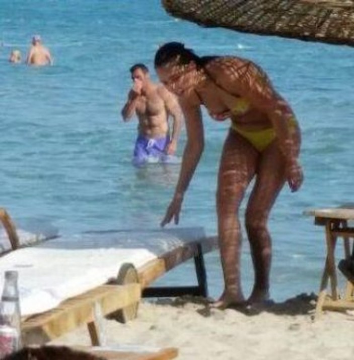 Güzel oyuncu Fahriye Evcen bikinili görüntülendi
