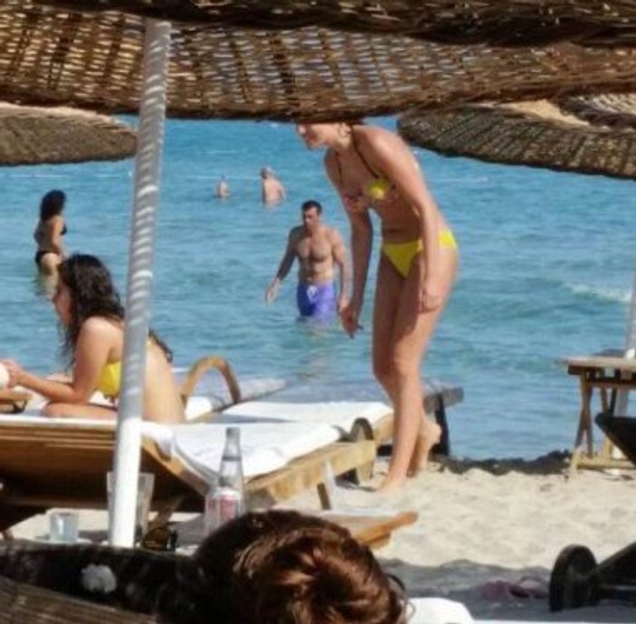 Güzel oyuncu Fahriye Evcen bikinili görüntülendi