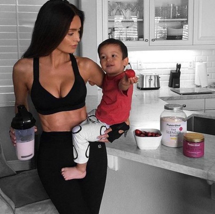 Model Sarah Stage'in hamile olduğuna hayranları inanmadı