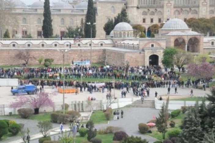 Vali yanında rahibi istemedi 