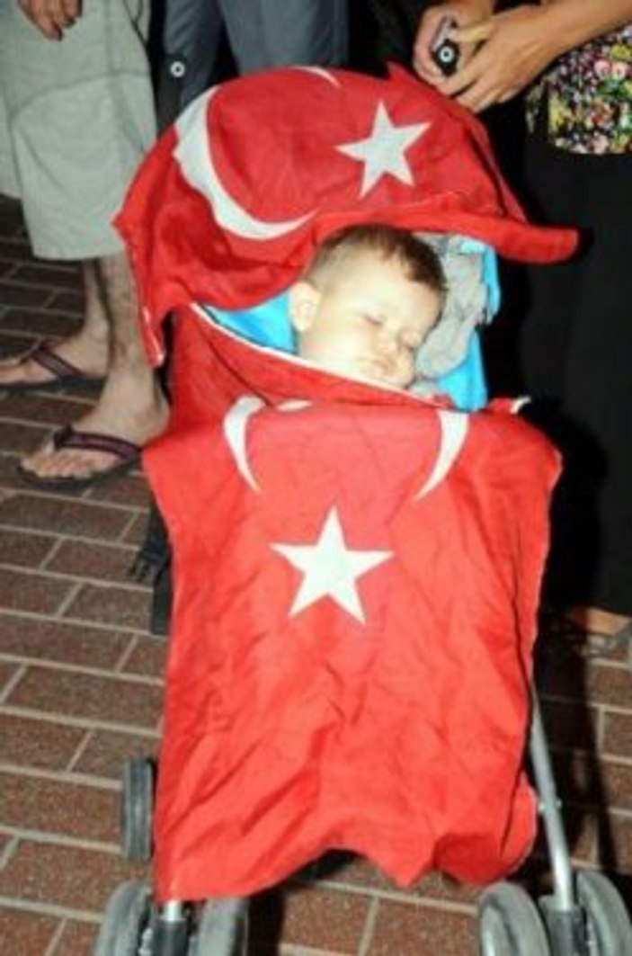 Türkiye şehitleri için sokağa döküldü