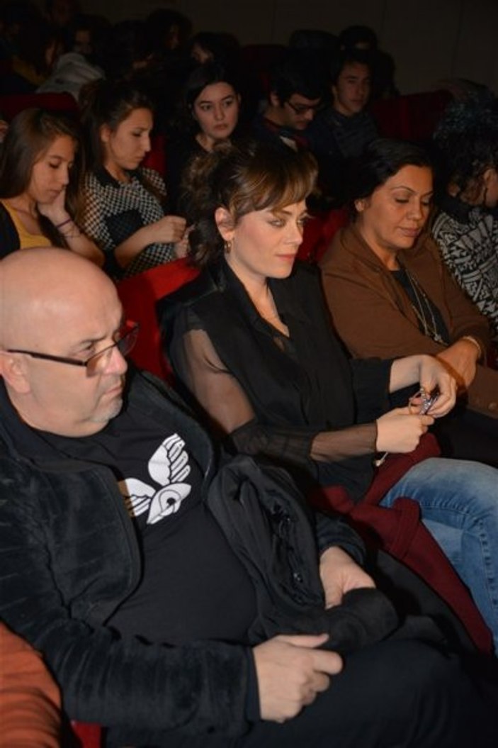 Demet Evgar'ın dekolte savaşı