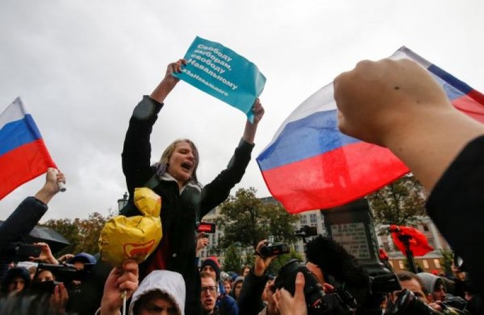 Putin'e protestolu doğum günü kutlaması