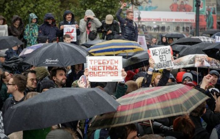 Putin'e protestolu doğum günü kutlaması