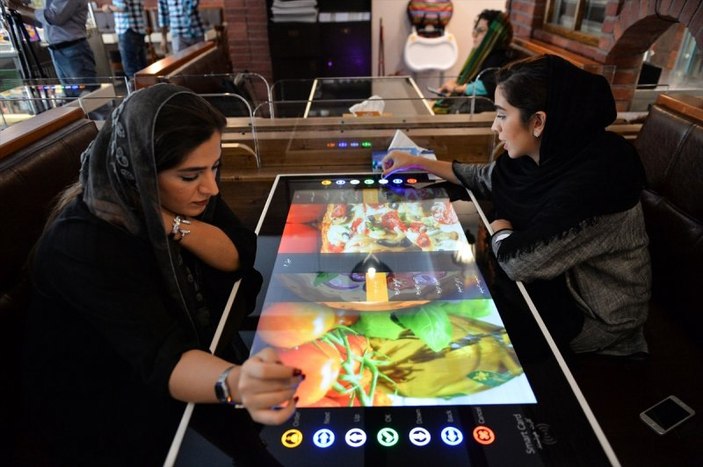 İran'daki ilk robotik restorana yoğun ilgi