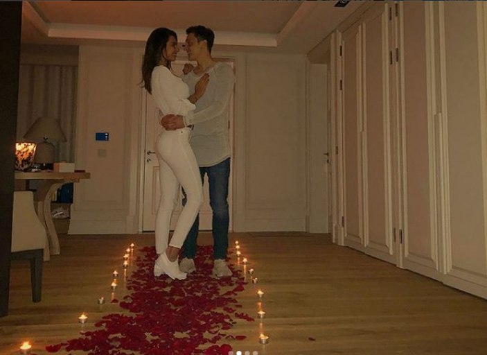 Mesut Özil'den sevgilisine romantik sürpriz