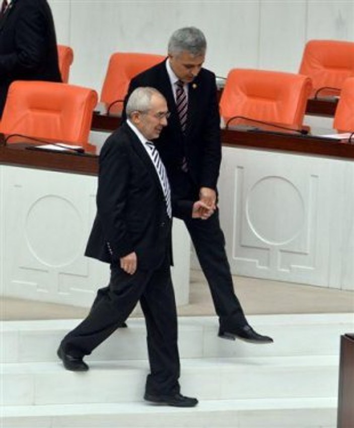 AK Partili iki vekil Meclis'te el ele görüntülendi