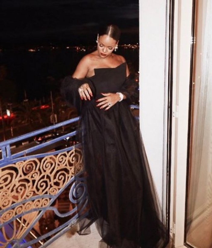 Rihanna kilolarını saklamak için salaş kıyafet tercih ediyor