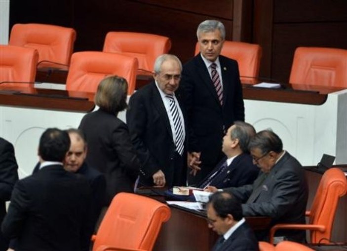 AK Partili iki vekil Meclis'te el ele görüntülendi