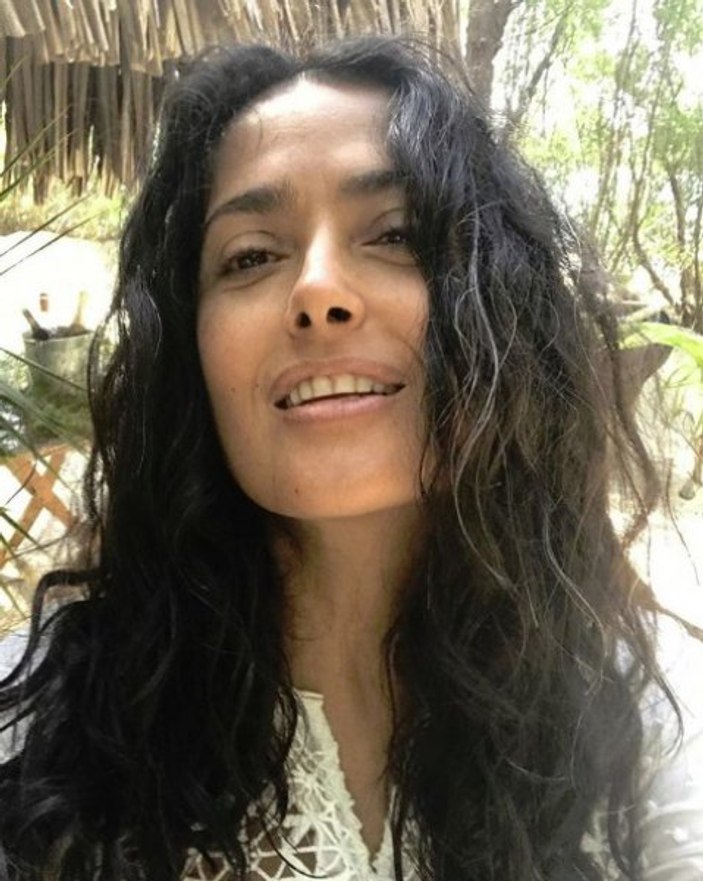 Salma Hayek beyaz saçlarıyla gurur duyduğunu söyledi