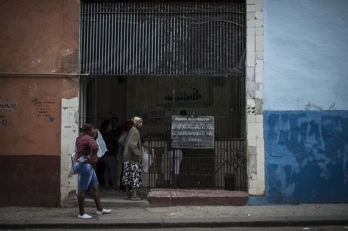 Küba'da halk karne ile alışveriş yapıyor