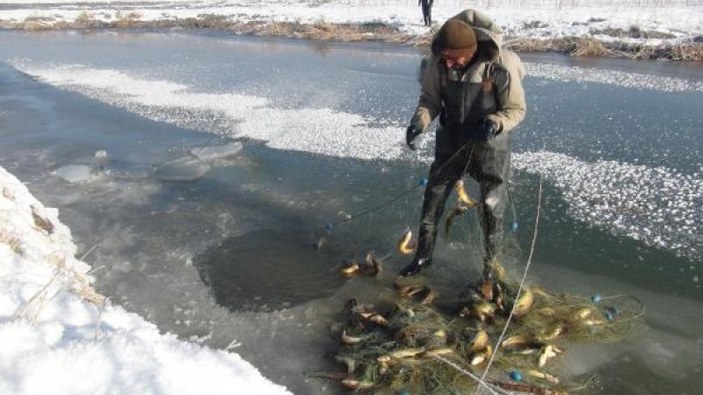 Hakkari'de 'Eskimo usulü' balık avı