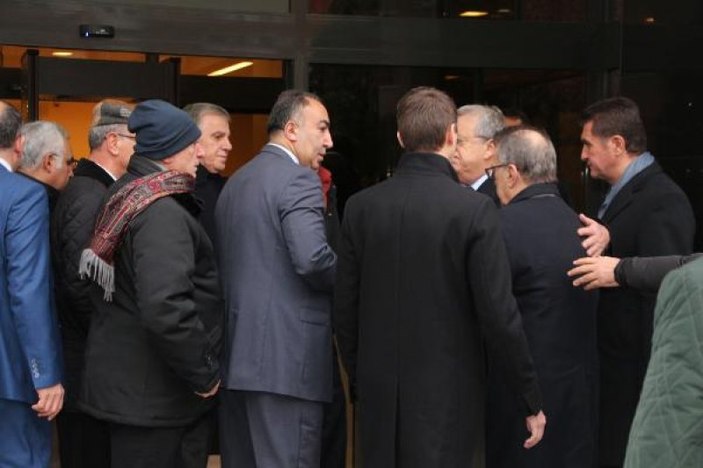 Mesut Yılmaz oğlunun tabutuna omuz verdi