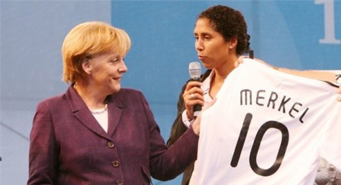 Bayan futbolculara Merkel'den destek