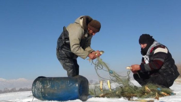 Hakkari'de 'Eskimo usulü' balık avı