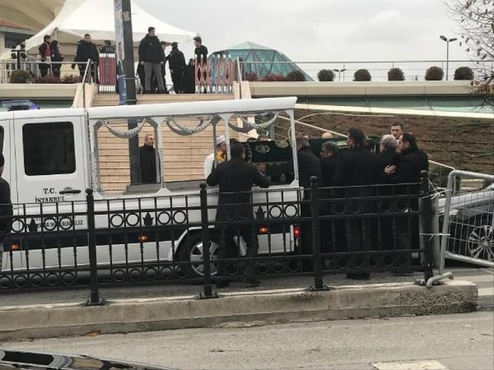 Mesut Yılmaz oğlunun tabutuna omuz verdi