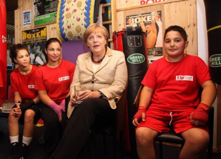 Bayan futbolculara Merkel'den destek