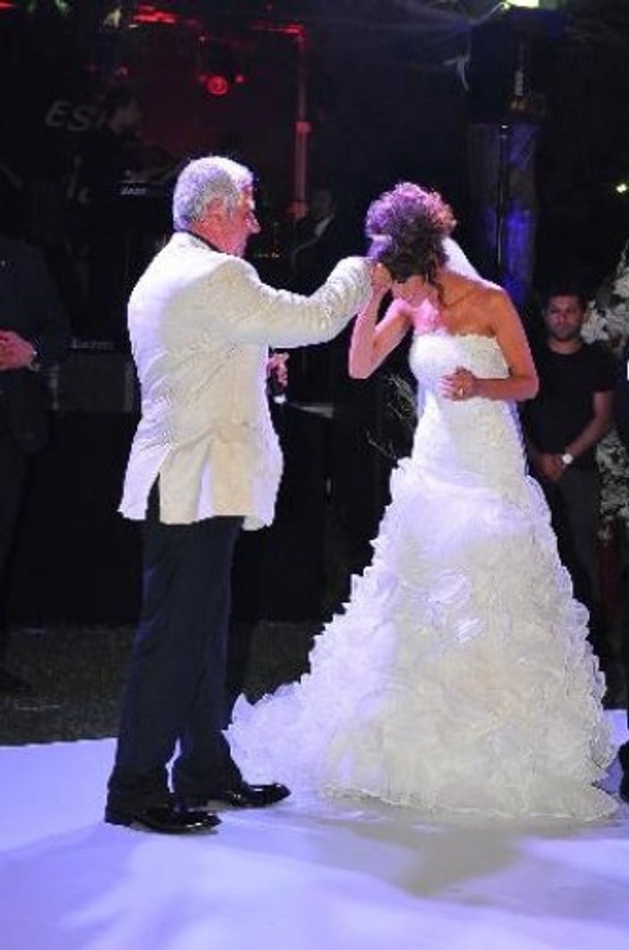Esra Erol ile Ali Özbir'in düğün görüntüleri