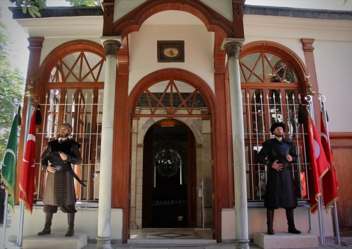 Osman Gazi'nin türbesinde saygı nöbeti