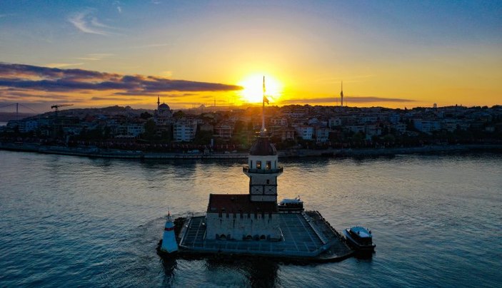 Kız Kulesi'nde gün doğumu kartpostallık görüntüler oluşturdu