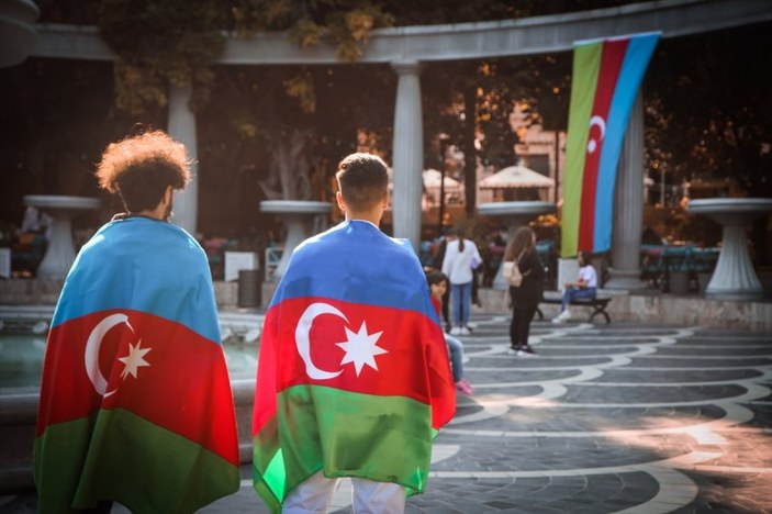 Bakü sokakları Azerbaycan ve Türk bayraklarıyla donatıldı