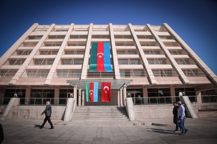 Bakü sokakları Azerbaycan ve Türk bayraklarıyla donatıldı