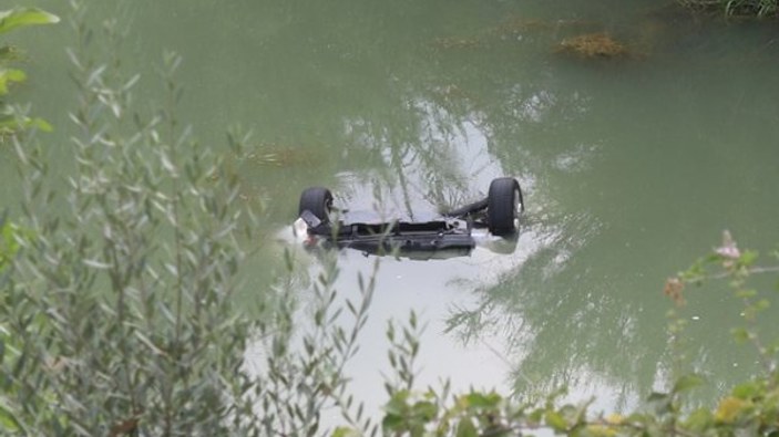 Adana'da göle düşen otomobil sürücüsü yüzerek çıktı