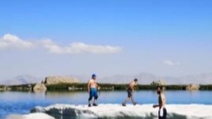 Hakkari'de yaylaya çıkıp buzda kaydılar