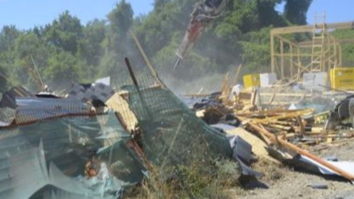 Arnavutköy'de göl kenarındaki kaçak yapılar yıkılıyor