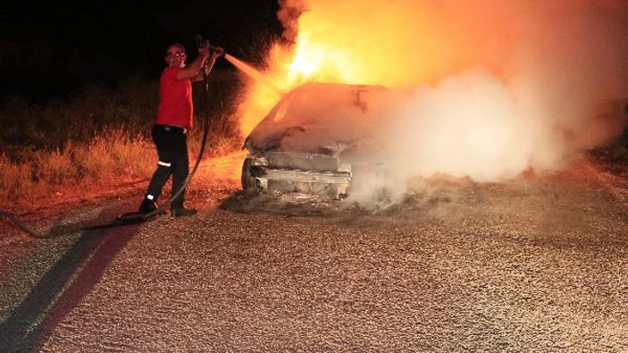 Adana'da bir araç yanarak kül oldu