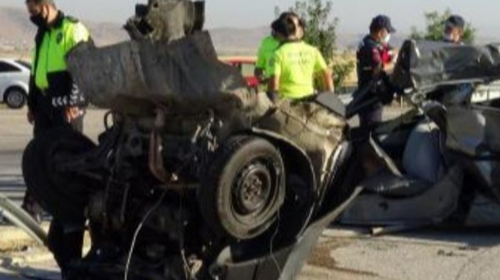 Afyonkarahisar'da yolcu otobüsü ile otomobil çarpıştı
