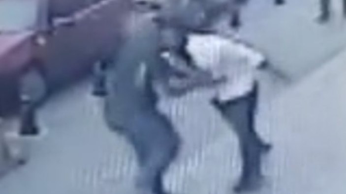 Kadıköy'de bıçakladığı arkadaşını darbetti