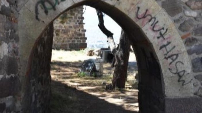 İzmir'in tarihi surları boyalarla tahrip ediliyor