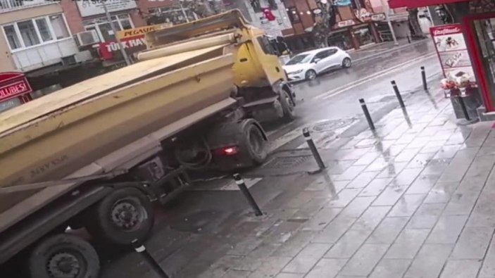 Üsküdar'da kaza yapan kamyonun yakıt deposu delindi