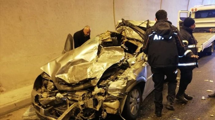 Bitlis'te otomobil tıra çarptı: 5 yaralı