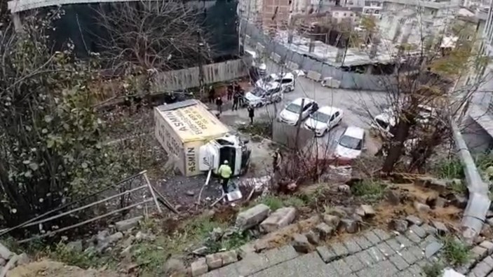 Kağıthane'de nakliyat kamyonu 10 metreden aşağı düştü