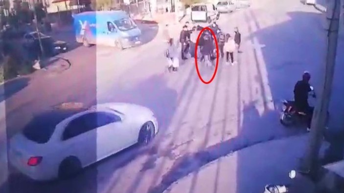 Denizli'de kaza yapan kuryenin telefonunu çaldı