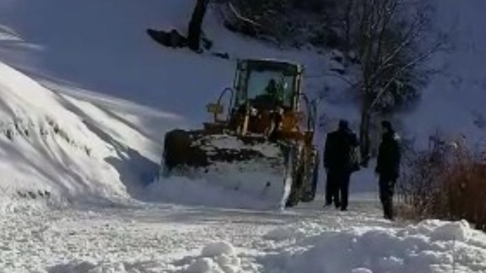 Artvin’de karla kapanan yollar, ulaşıma açıldı