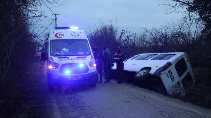 Düzce'de işçi taşıyan minibüs devrildi: 9 yaralı