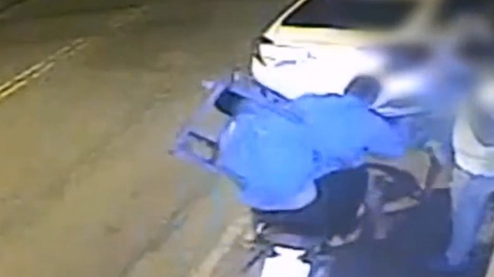 Brezilya'da motosikletli hırsızın kafasına sehpa atıldı
