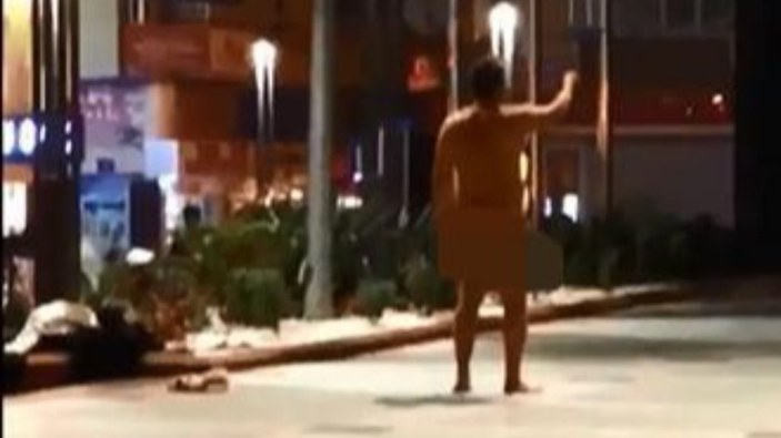 Aydın'da alkollü adam belediye binasına giremeyince çırılçıplak soyundu