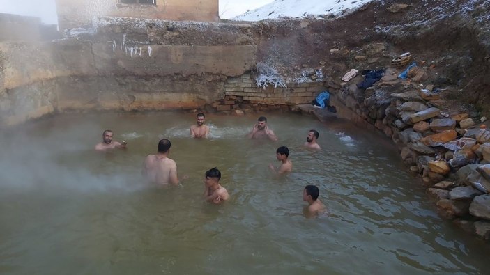 Bitlis'te eksi 15 derecede kaplıcaya girdiler