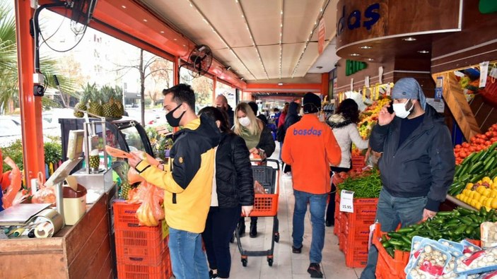 İzmir'deki marketlerde yılbaşı yoğunluğu